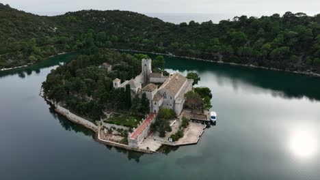 vista aérea de un monasterio en una isla croata
