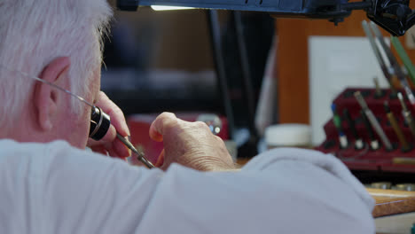 primer plano de un relojero reparando un reloj