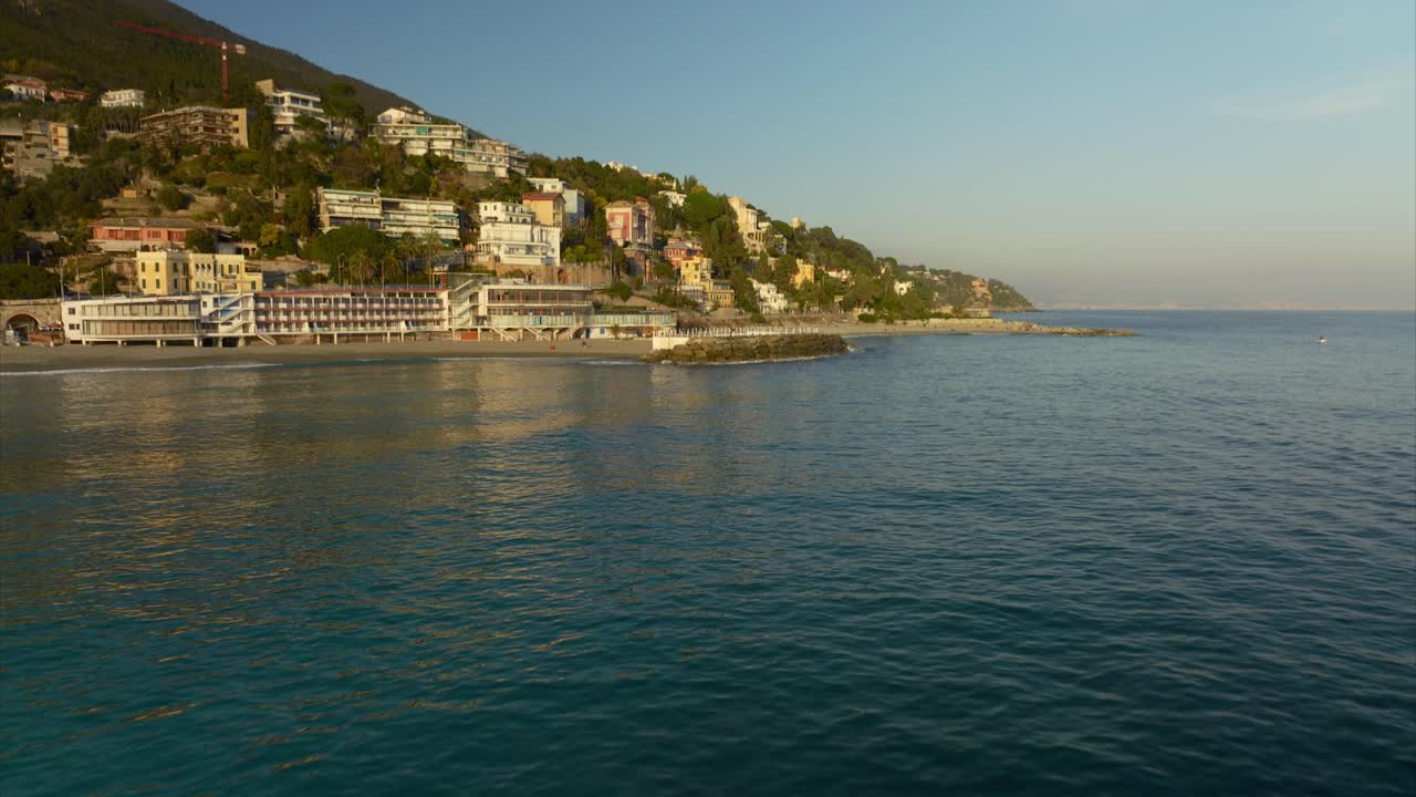 Drone che torna indietro ad alta velocità sopra il Mar Mediterraneo e dalla costa di Varazze in Italia