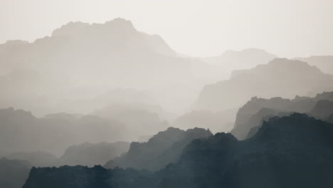 바위산 계곡의 안개