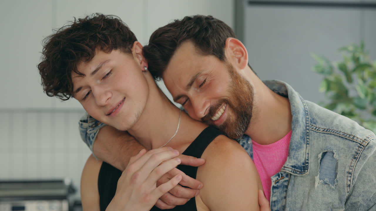 dos hombres abrazándose