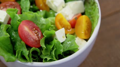 primer plano de ensalada de verduras en un cuenco