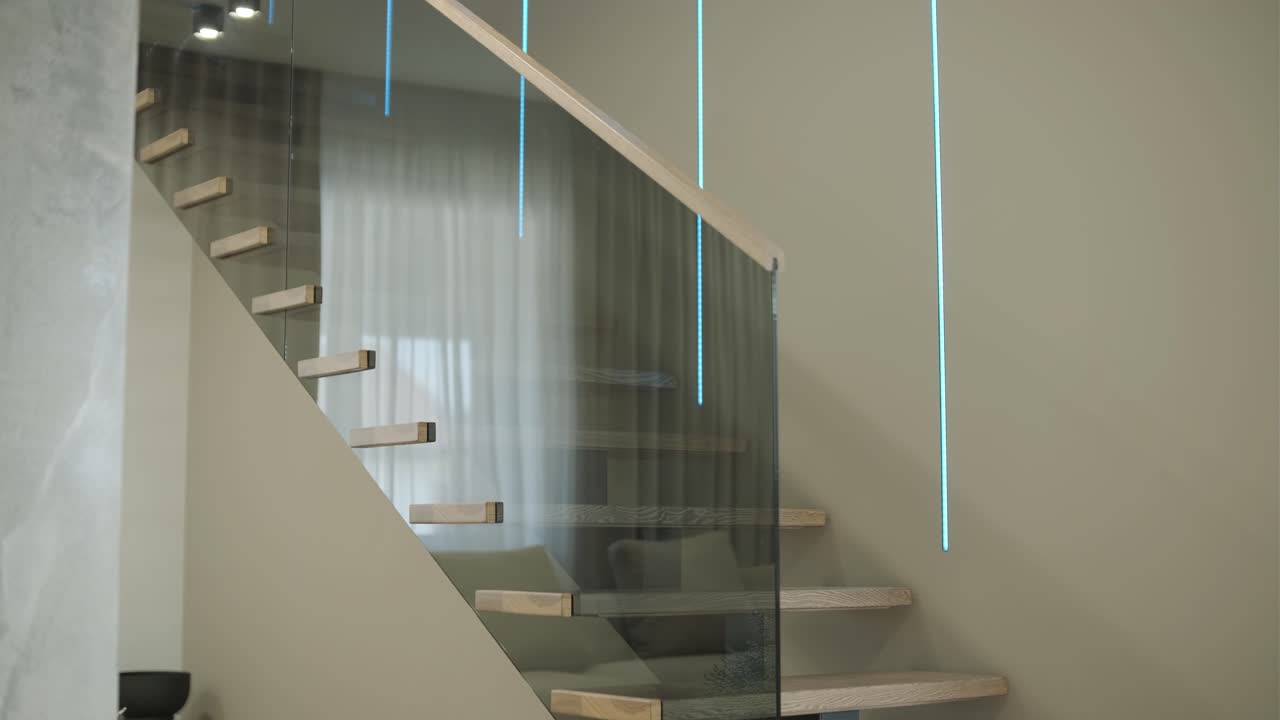 Scala moderna con balaustra in vetro e illuminazione a LED
