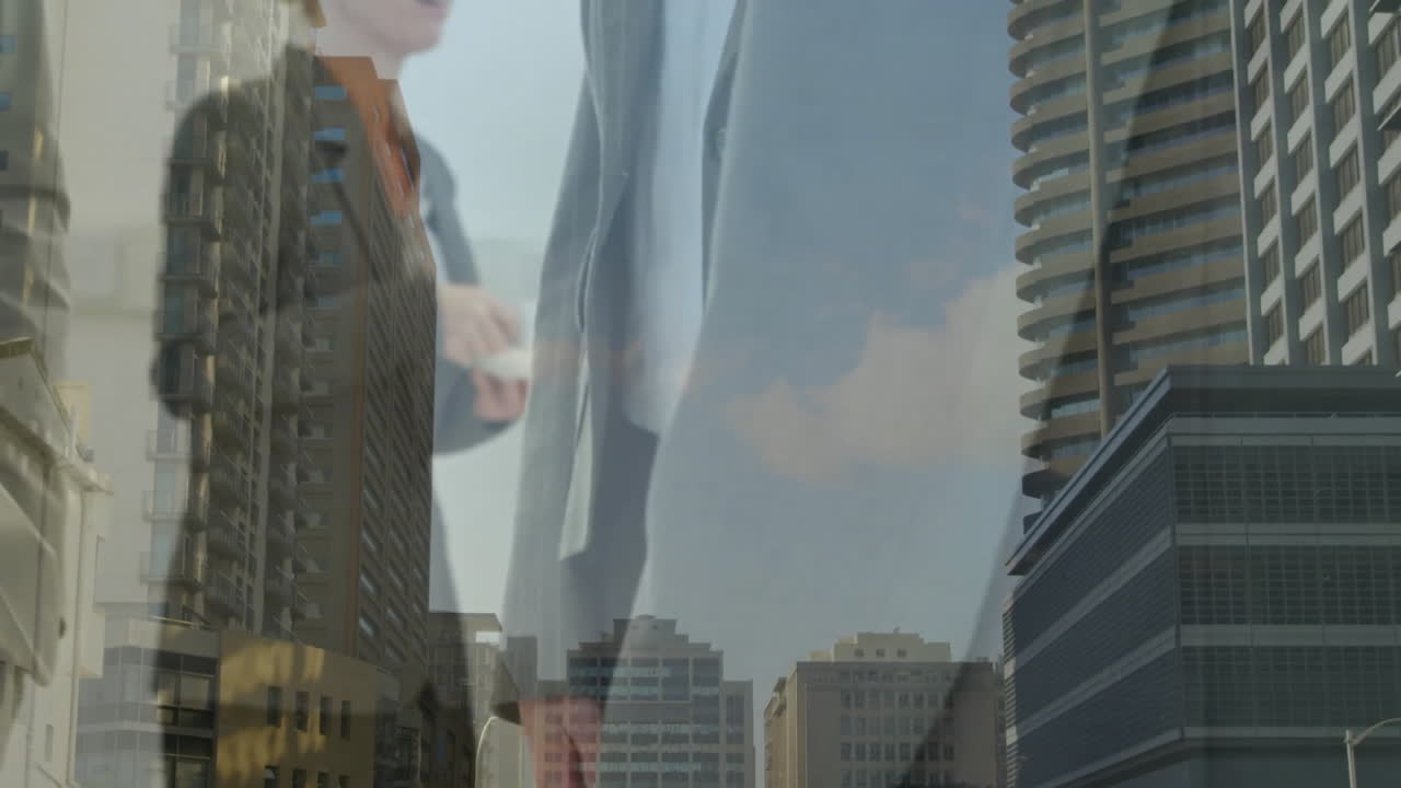 Animacja panoramy miasta nad kaukaskimi biznesmenami podającymi sobie ręce.