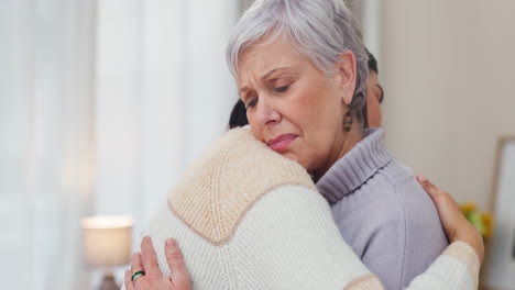 Mujer-Mayor-Triste,-Cuidadora-Y-Abrazo-Para-Consolarse