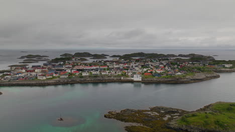 el entorno único del pueblo pesquero de henningsvaer en el archipiélago de lofoten, aerial
