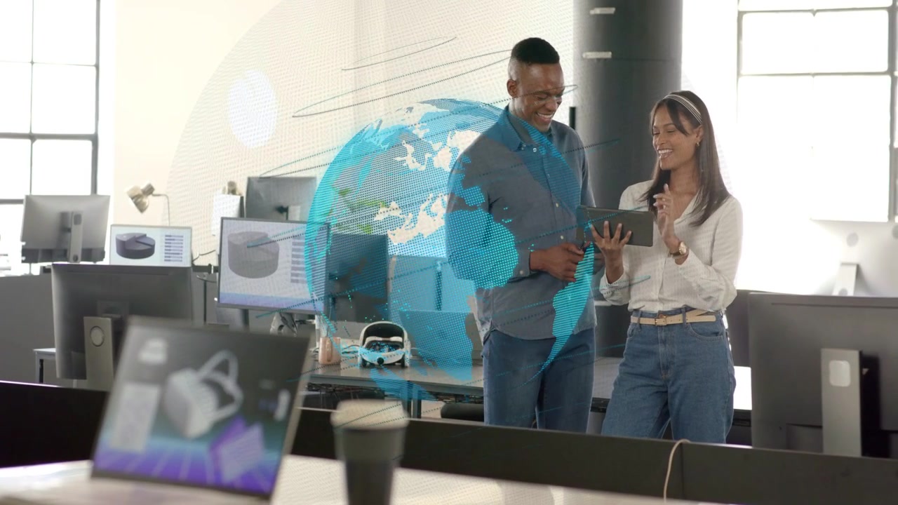Compañeros de trabajo sosteniendo un smartphone y tocando una tablet, revisando datos empresariales con un globo holográfico en crecimiento