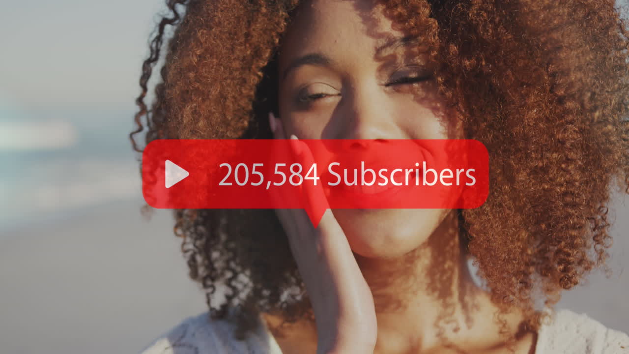 animación de burbuja de habla con números de suscriptores sobre mujer sonriente en la playa