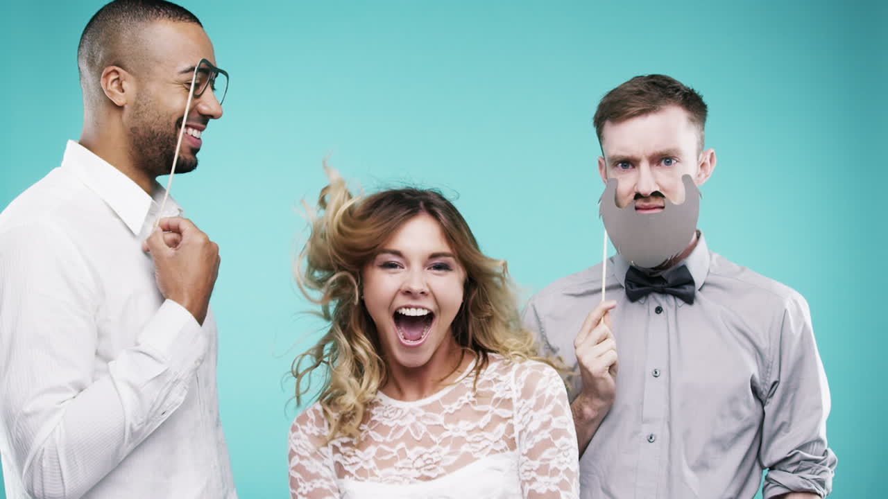 친구 들 이 사진 상자 에서 재미 를 느끼고 있다