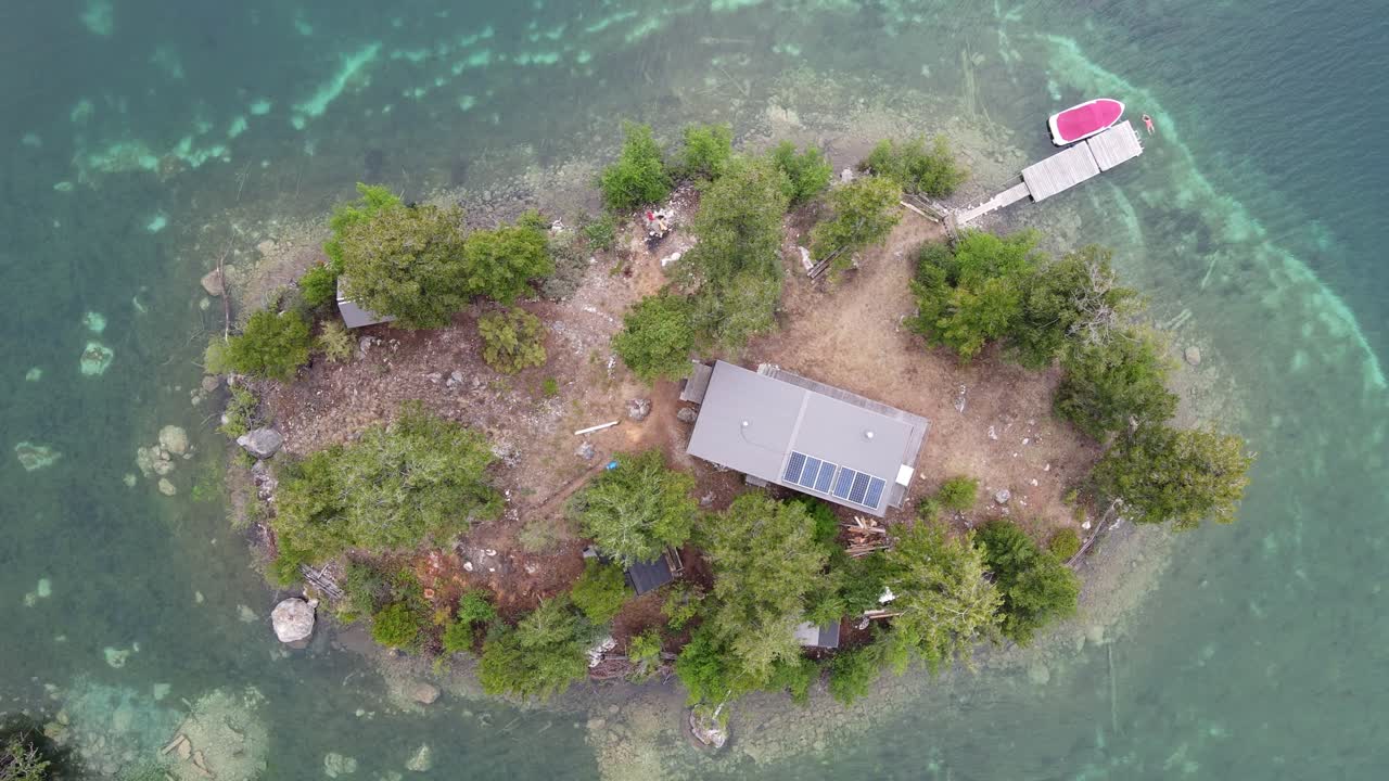 una hermosa isla apartada con una cabaña independiente construida en ella rodeada de aguas cristalinas
