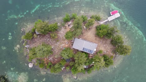 透き通った水に囲まれた自炊式のコテージが建つ美しい人里離れた島