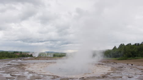 paisaje de campo de géiseres inactivos en el círculo dorado de islandia