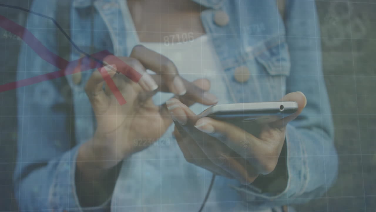 animación de procesamiento de datos y diagramas sobre mujer de negocios casual biracial usando teléfono inteligente