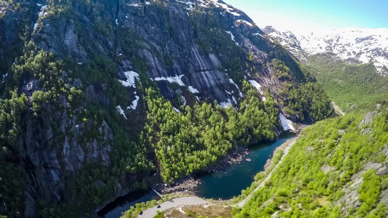 Ripresa aerea di una strada in Norvegia. Splendida natura norvegese