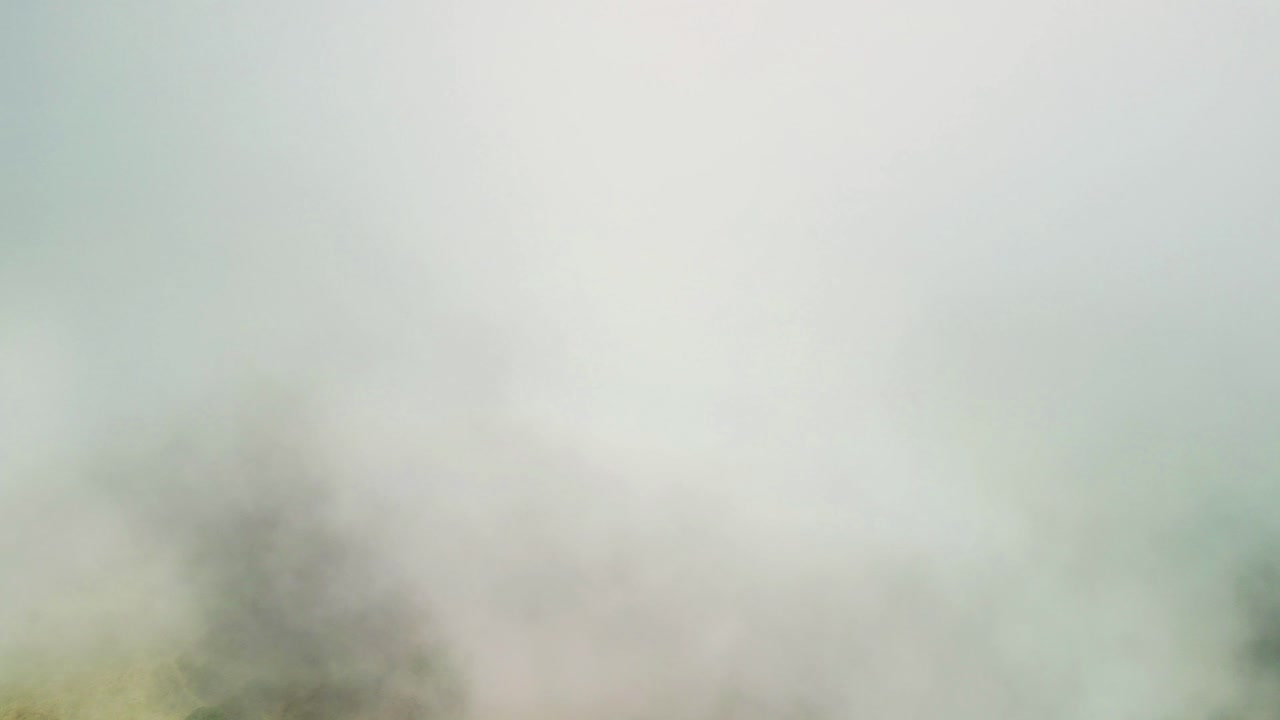 마데이라 섬의 파날 숲을 배경으로 산이 있는 캠핑장의 패닝 샷