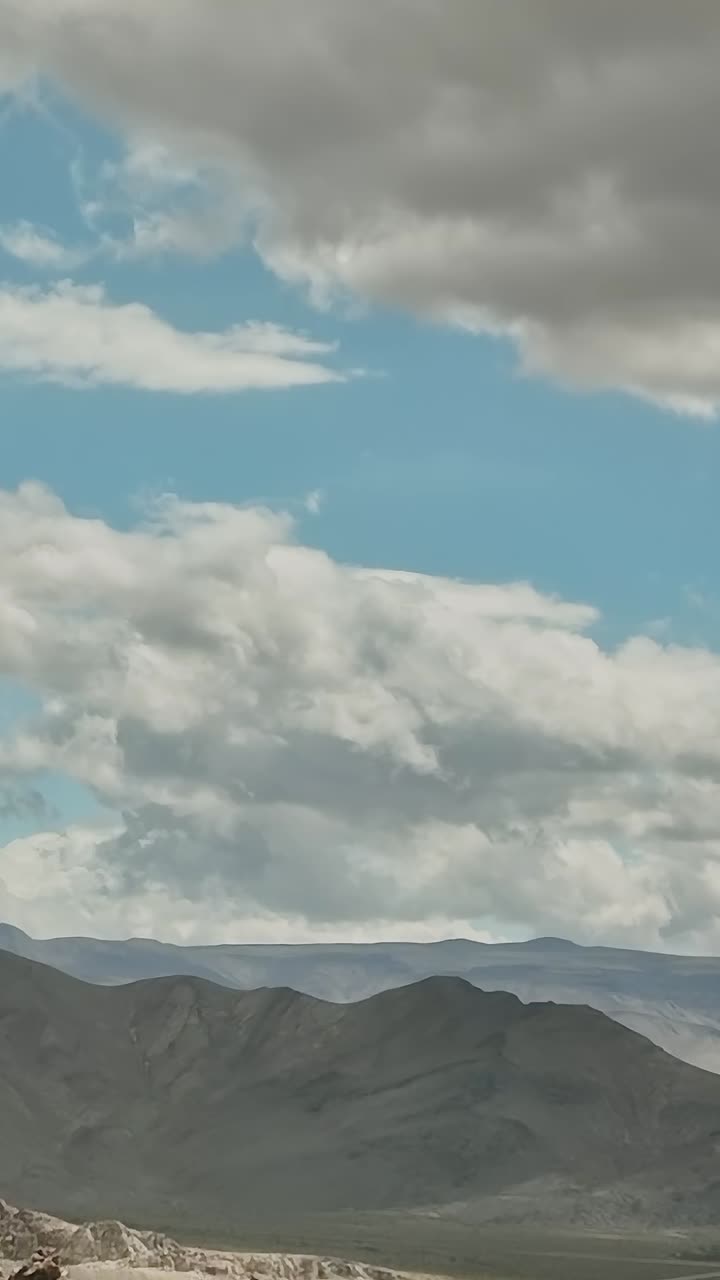 Vista aerea di montagne e nuvole nel paesaggio statunitense
