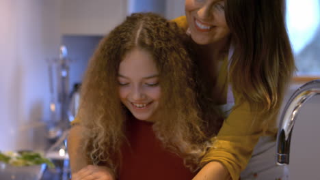 Porträt-Von-Mutter-Und-Tochter-Beim-Gemeinsamen-Kochen