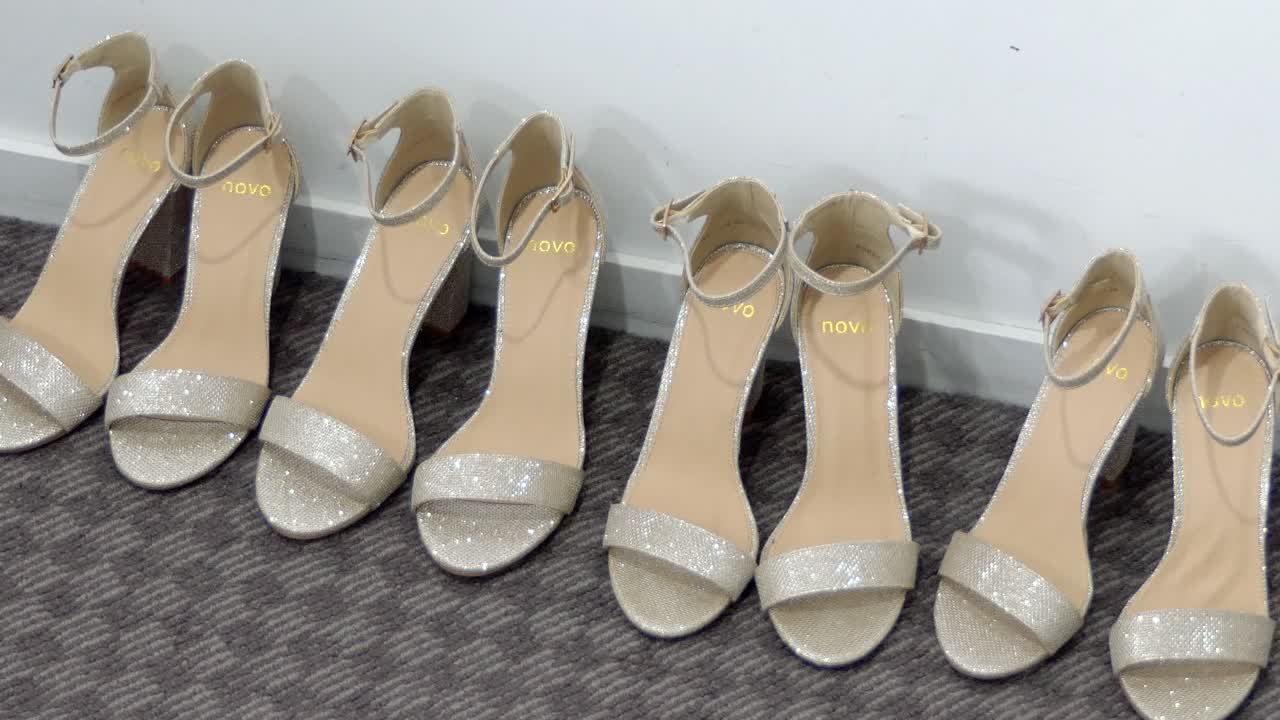 신부 결혼식 신발의 근접 촬영 샷