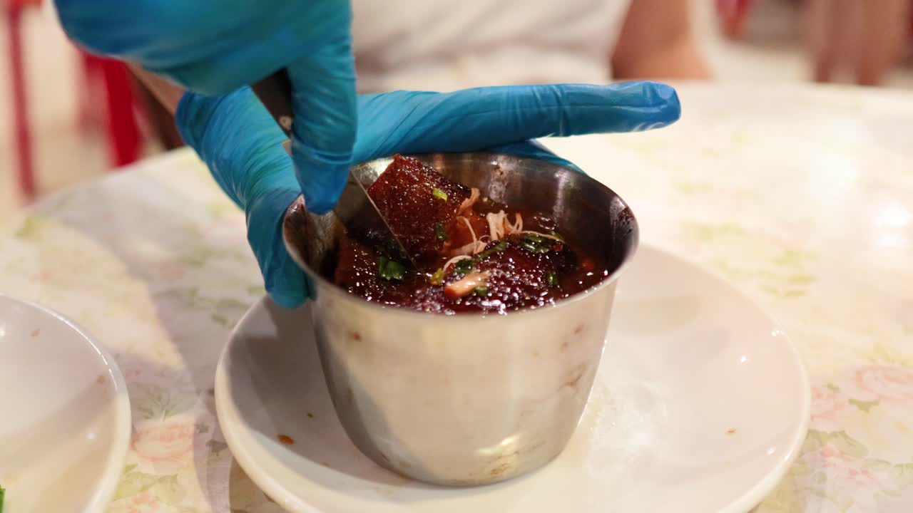 셰프는 둥포 돼지고기를 정확하고 신중하게 다루고 있습니다.