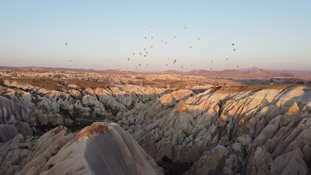 montañas y globos en el mágico amanecer en capadocia, turquía.