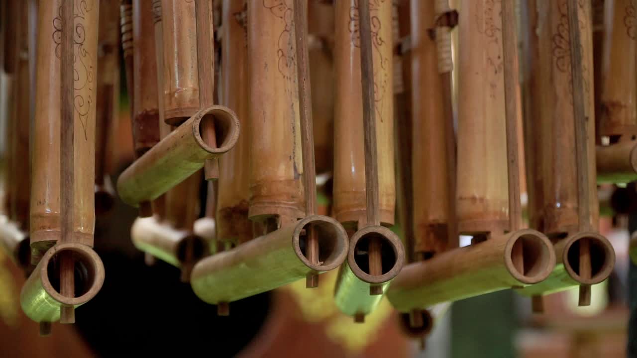 가까이 찍은 장면 :  ⁇ 클링 된 악기 들 이 한 줄로 매달려 있다