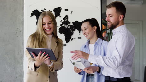 Woman-working-in-a-travel-agency