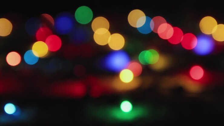 Luci di Natale colorate splendide su sfondo nero, spazio per il testo