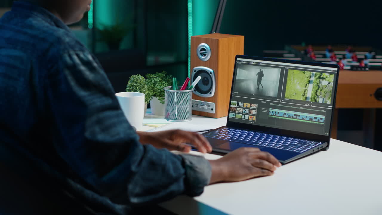 persona editando un video en una computadora portátil por la noche
