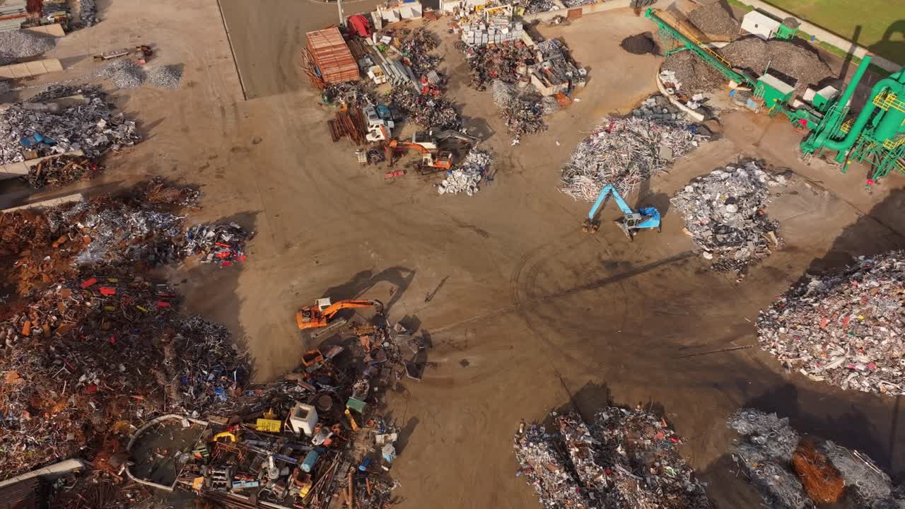 Ripresa con drone di un deposito di rottami ricolmo di alluminio e acciaio di scarto