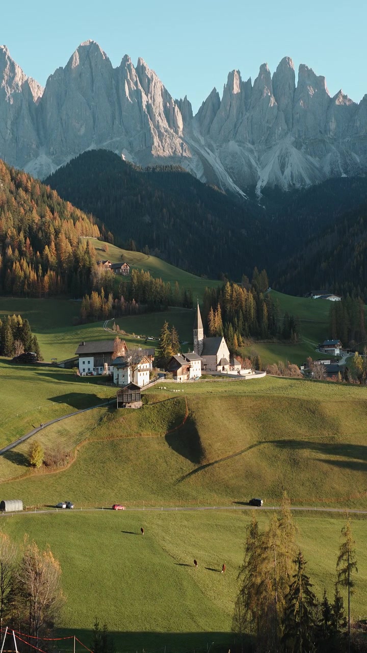 Immagini elaborate evidenziano la regione alpina italiana del Trentino, mettendone in mostra la sua bellezza naturale. Adatto per documentari di viaggio o progetti ambientali