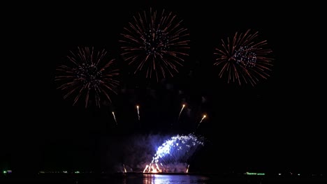 Gente-Viendo-Fuegos-Artificiales-épicos-En-La-Playa