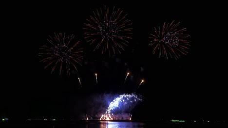 personas viendo fuegos artificiales épicos en la playa