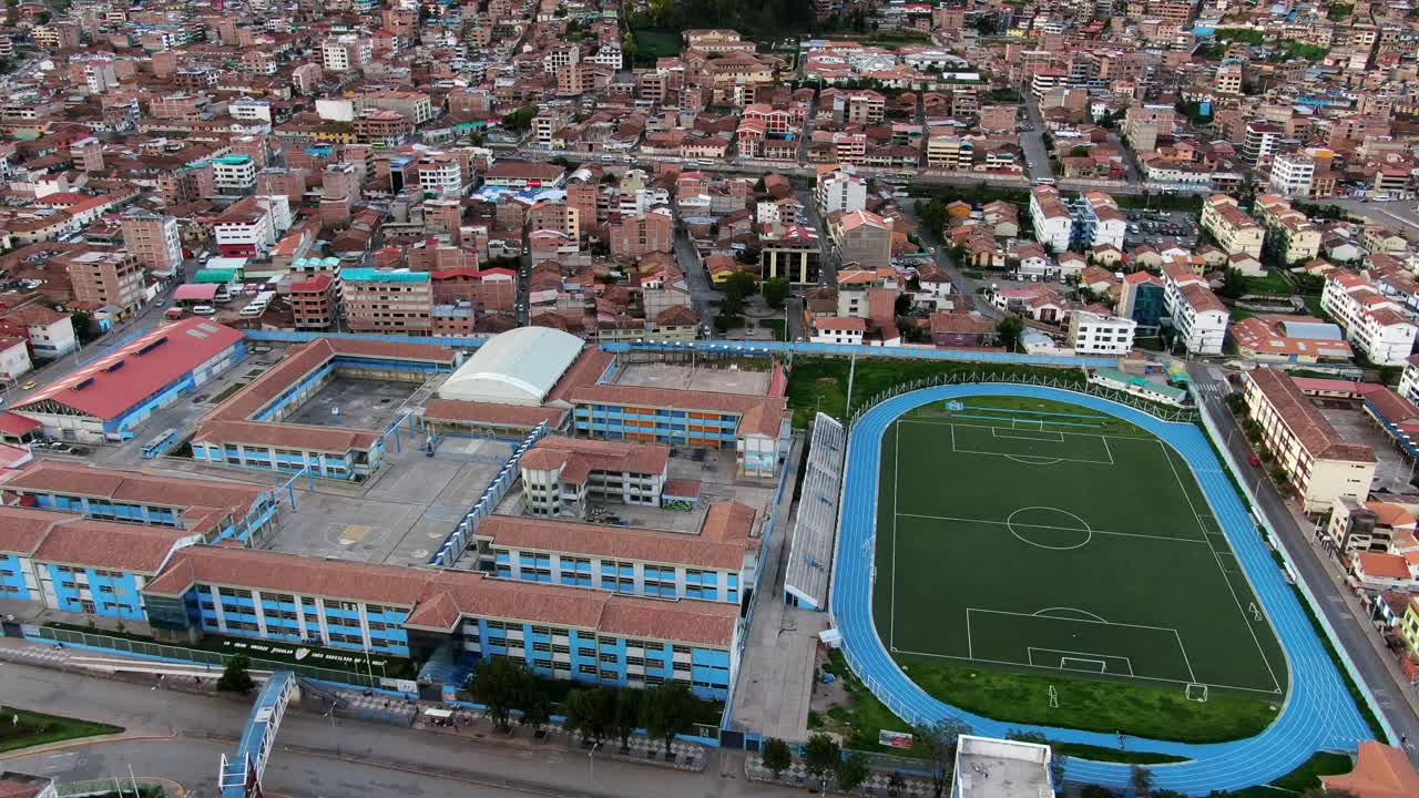 vista aérea del colegio y estadio inca garcilaso de la vega en cusco, perú - tiro con drones
