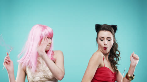 amigas bailando con vestido rojo y cabello rosa en la cabina de fotos de la fiesta en cámara lenta