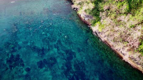 Océano-Turquesa-Claro-En-La-Isla-De-Nusa-Penida-En-Bali,-Indonesia