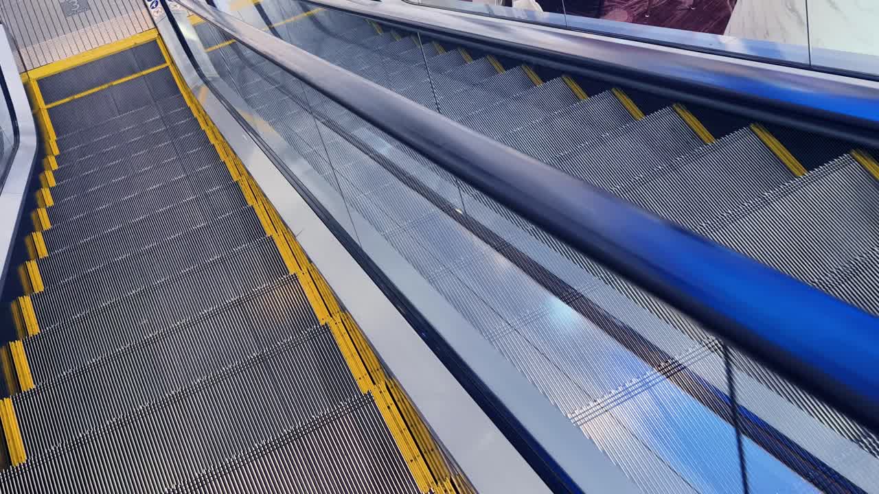 쇼핑몰 의 에스컬레이터