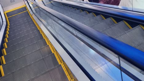 escalera mecánica en un centro comercial