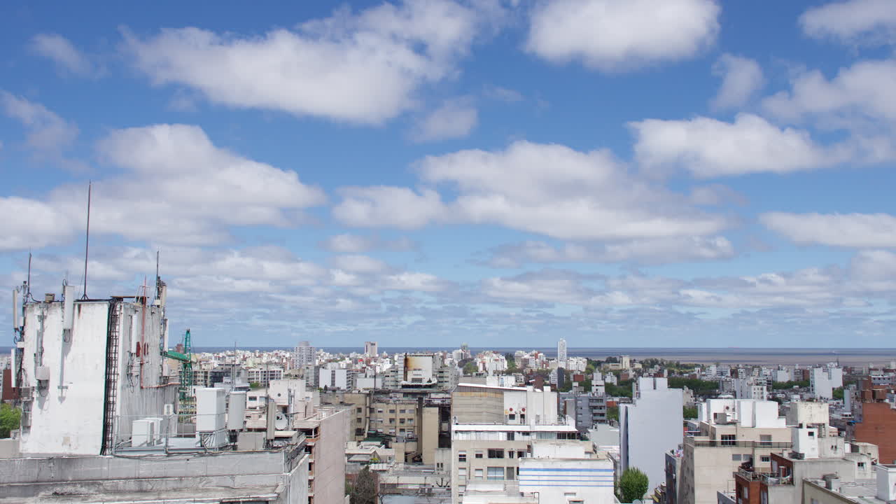 몬테비데오 우루과이의 푸른 하늘과 구름의 시간 경과