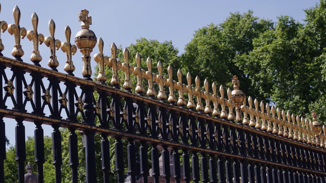 Filmatiske bilder av portene til Buckingham Palace