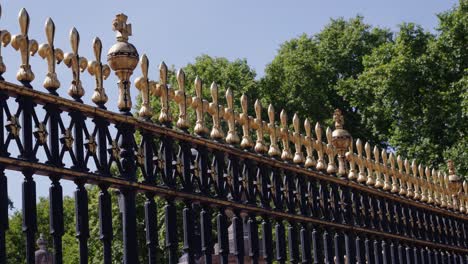 cinematic shots of buckingham palace gates