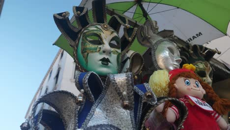 Carnival-mask-for-sale-in-Venice-city,-move-into-view