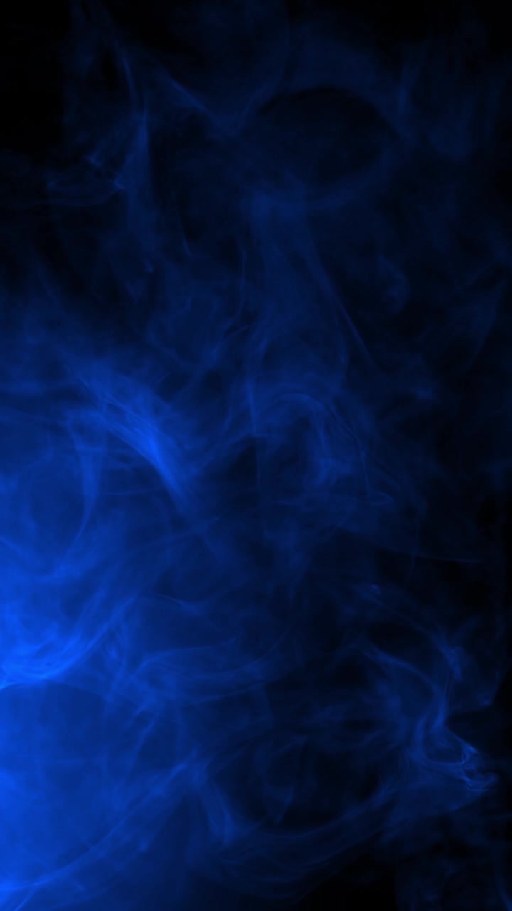 Fumo blu brillante in formato verticale che si muove fluidamente per sfondi astratti dinamici e moderni, loop continuo