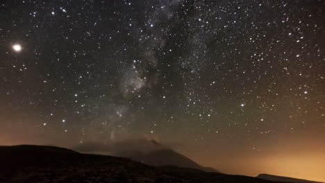 secuencia de lapso de tiempo de la vía láctea en el parque nacional del teide en tenerife