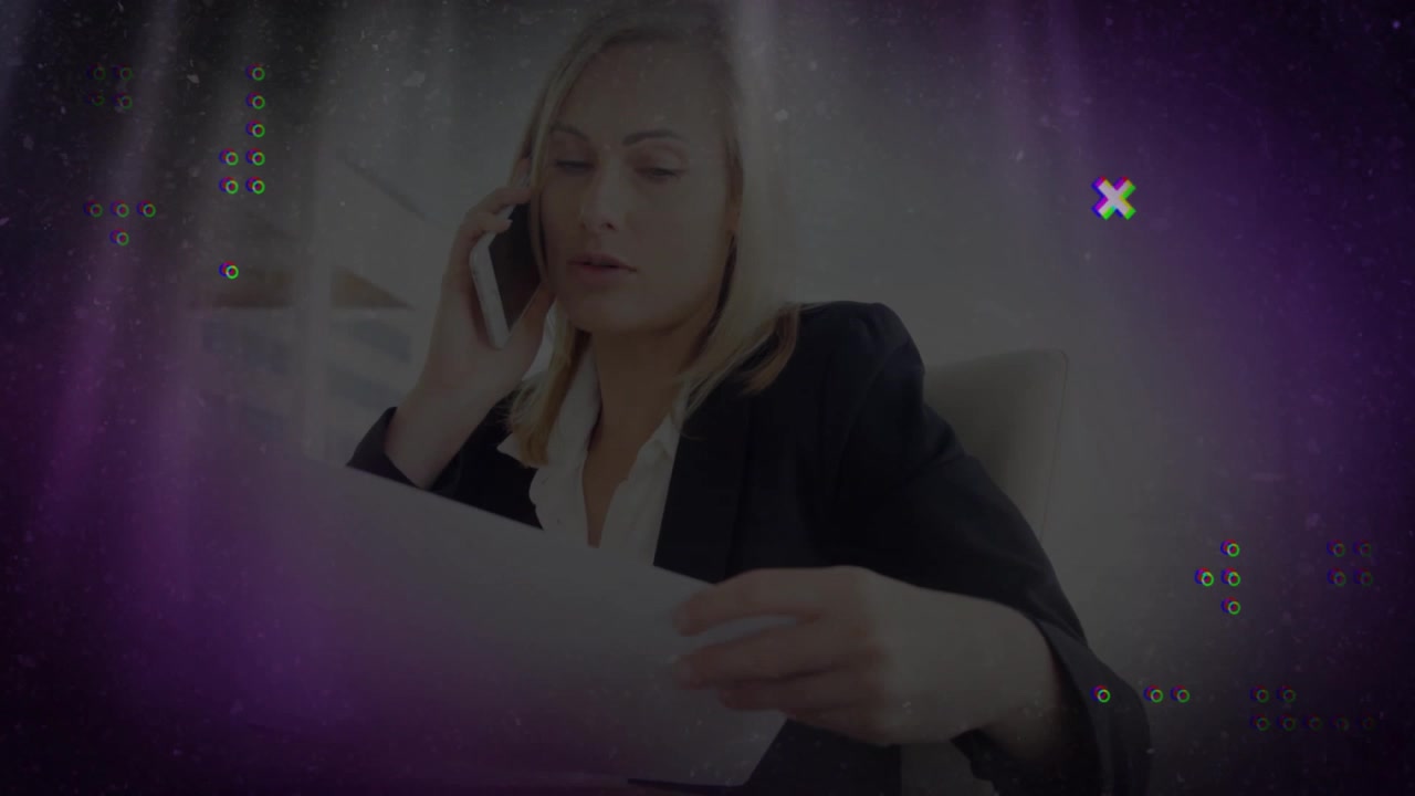 Donna che usa smartphone e laptop in un ufficio aziendale, con un effetto glitch viola magenta sovrapposto
