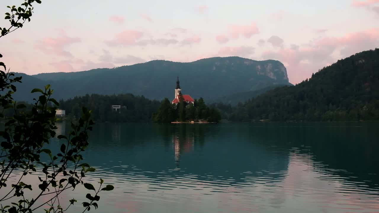 Bellissimo lago di Bled all'alba in Slovenia