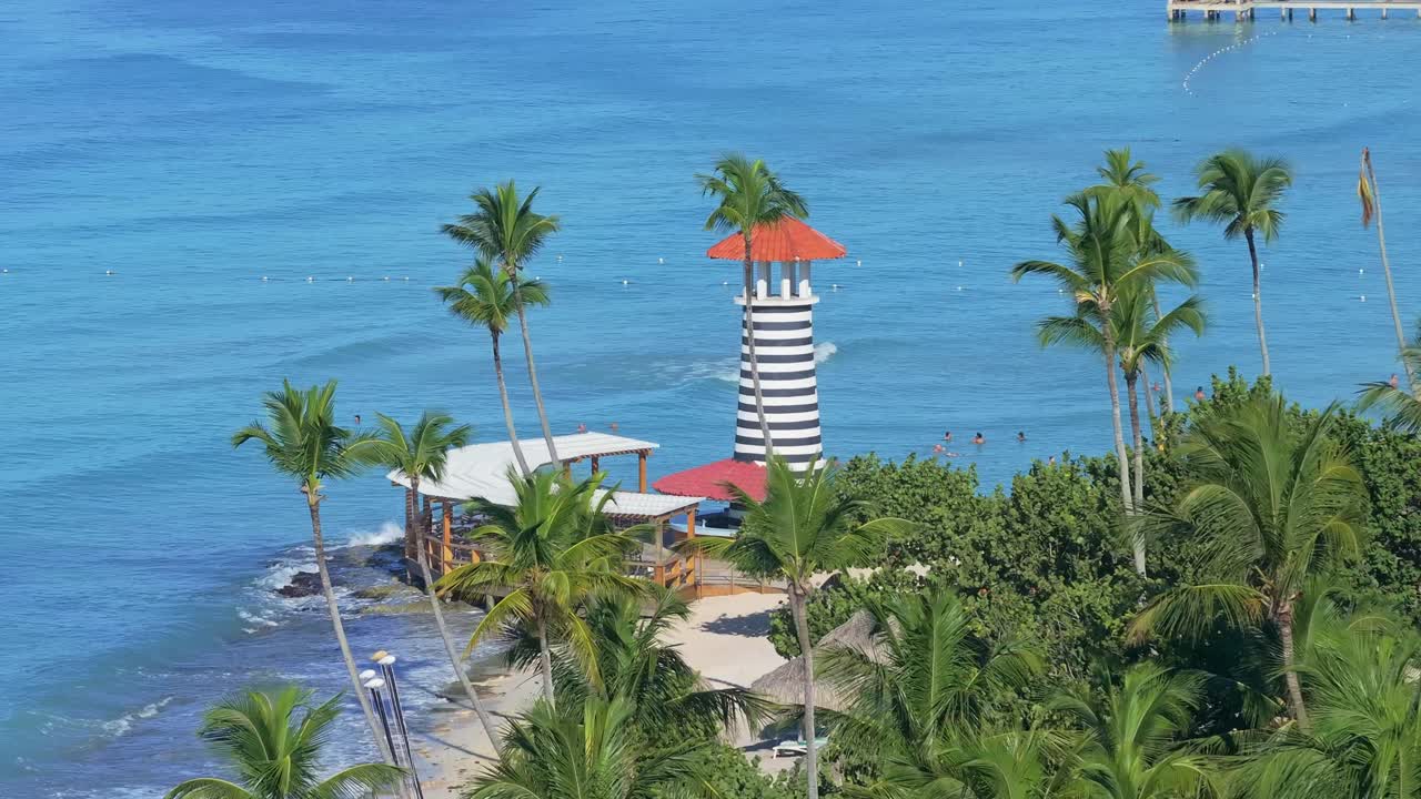 Ripresa zoomata con drone del famoso bar del faro sulla spiaggia di Dominicus