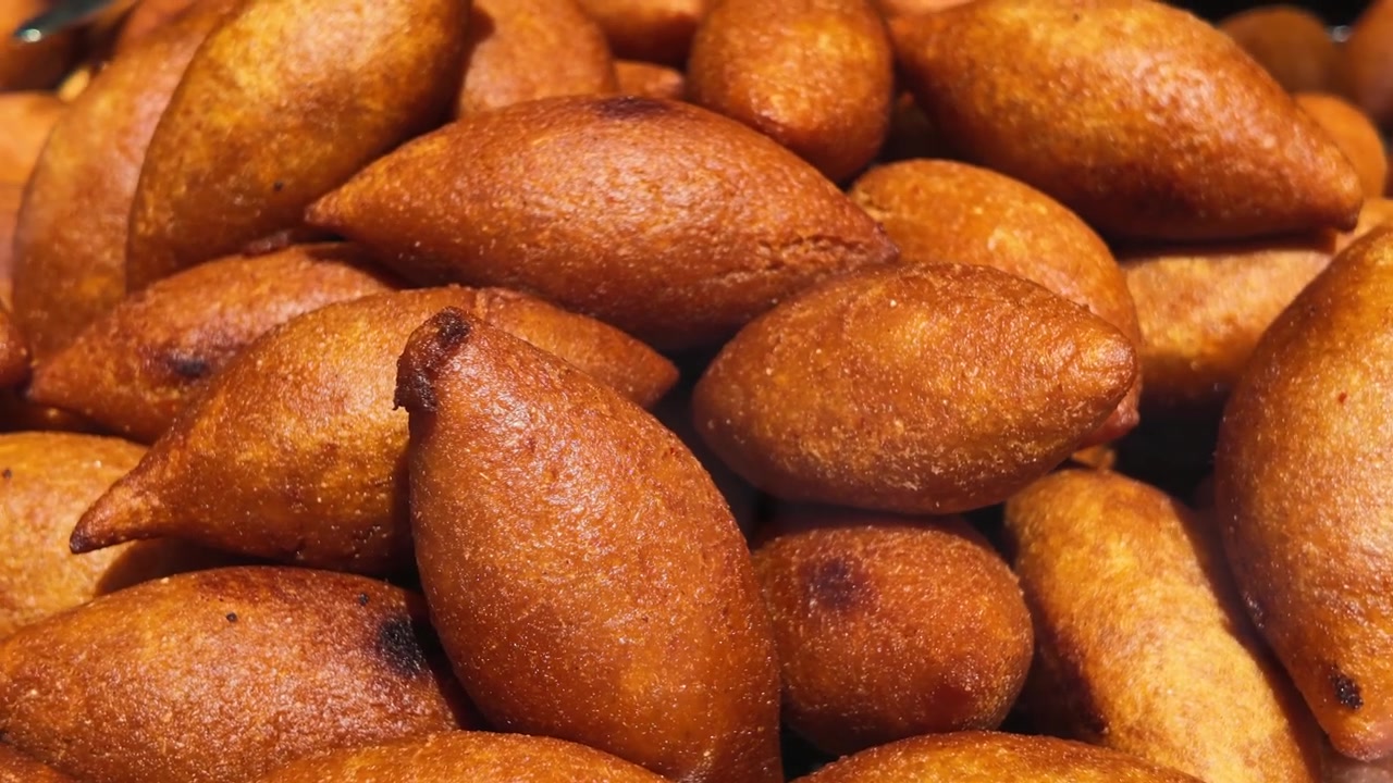 Primo piano di kibbeh appena fritto in esposizione