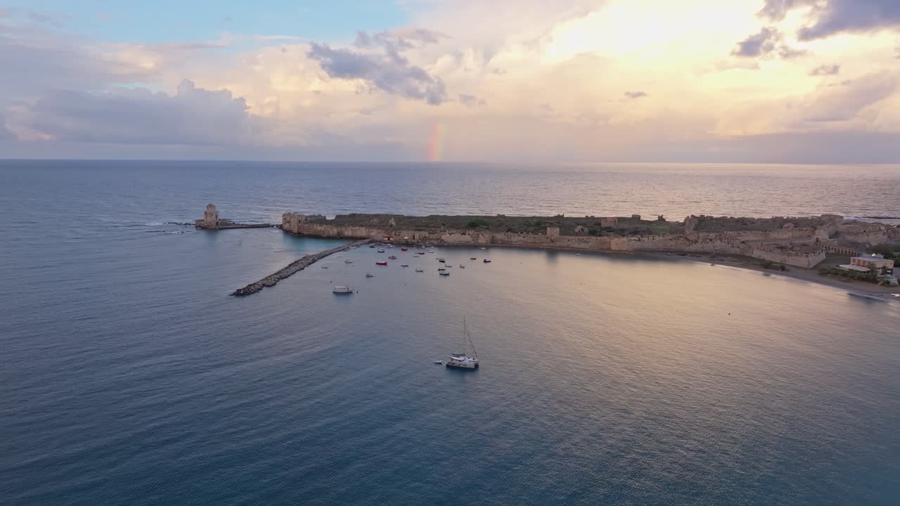Vista aerea della fortezza di Methoni e dell'alba con arcobaleno riprese da drone.