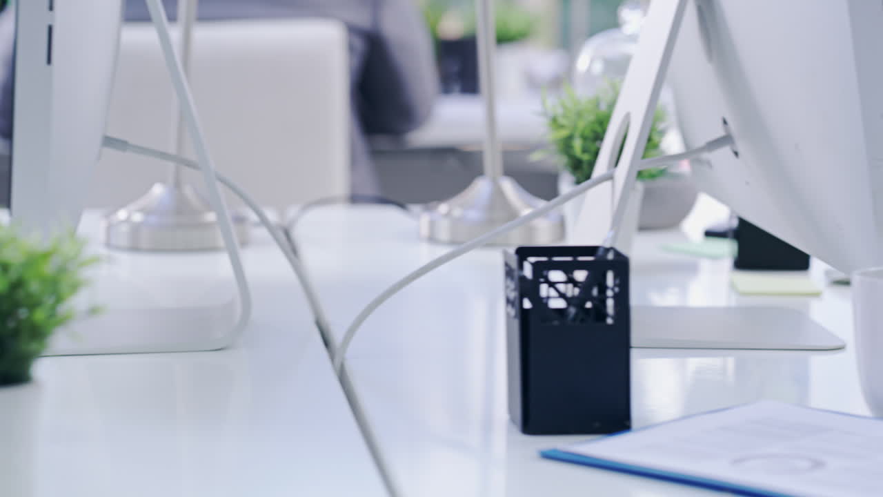 키보드에 손을  ⁇ 는 것은 일을 처리하는 데 도움이 됩니다.