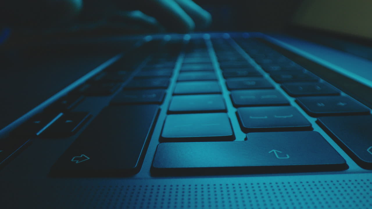 escribiendo en un teclado portátil